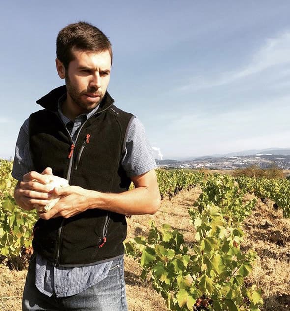 Mario Rovira nei suoi vigneti del Bierzo.