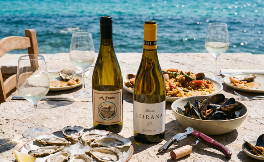 Muscadet et Albariño : deux blancs atlantiques, deux caractères distincts